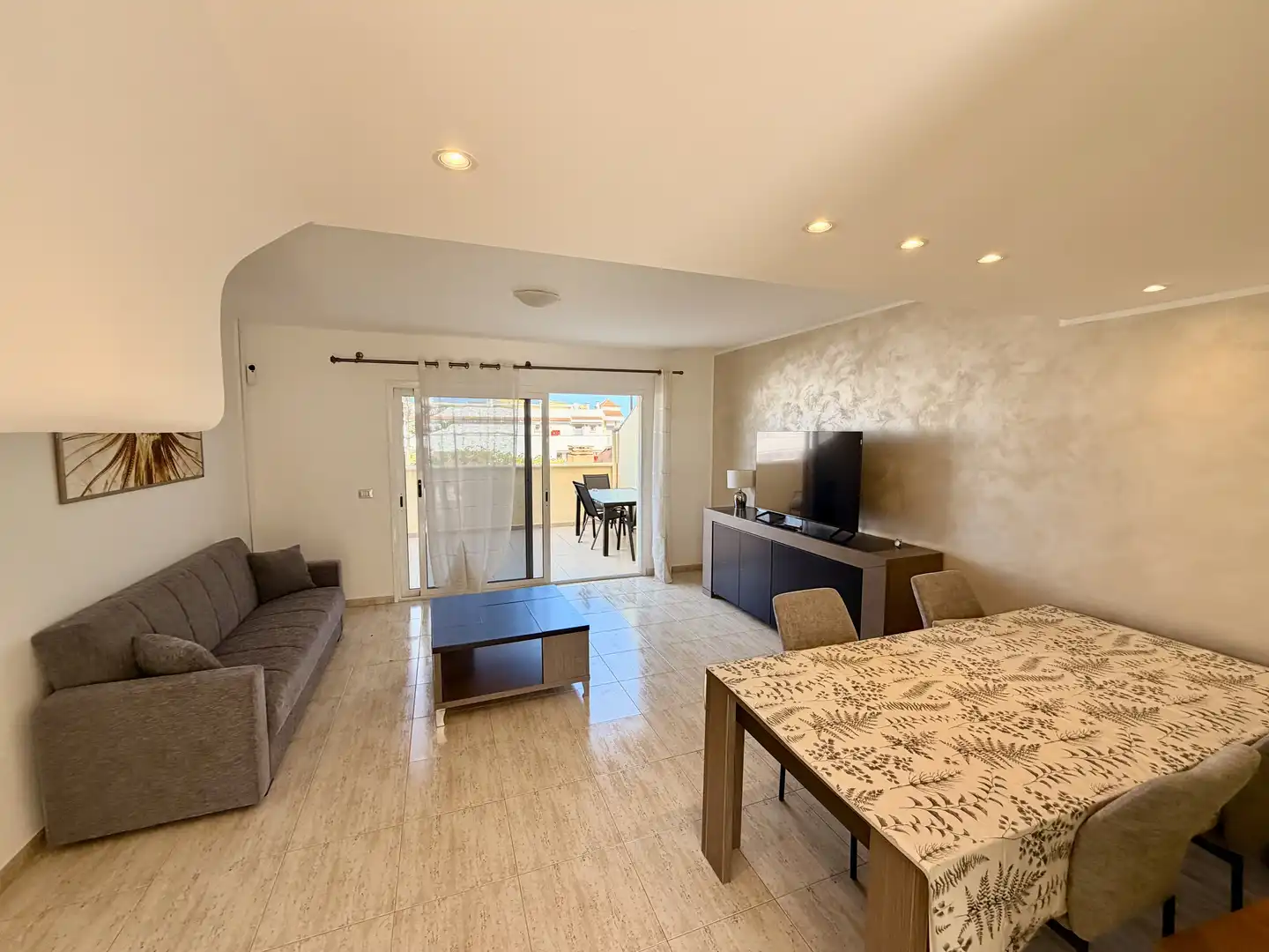 Maisonette zum Verkauf in Calle Helsinki, 4, Playa del Duque Wohnzimmer von Maisonette zum Verkauf in Adeje mit Klimaanlage, Heizung und Privatgarten