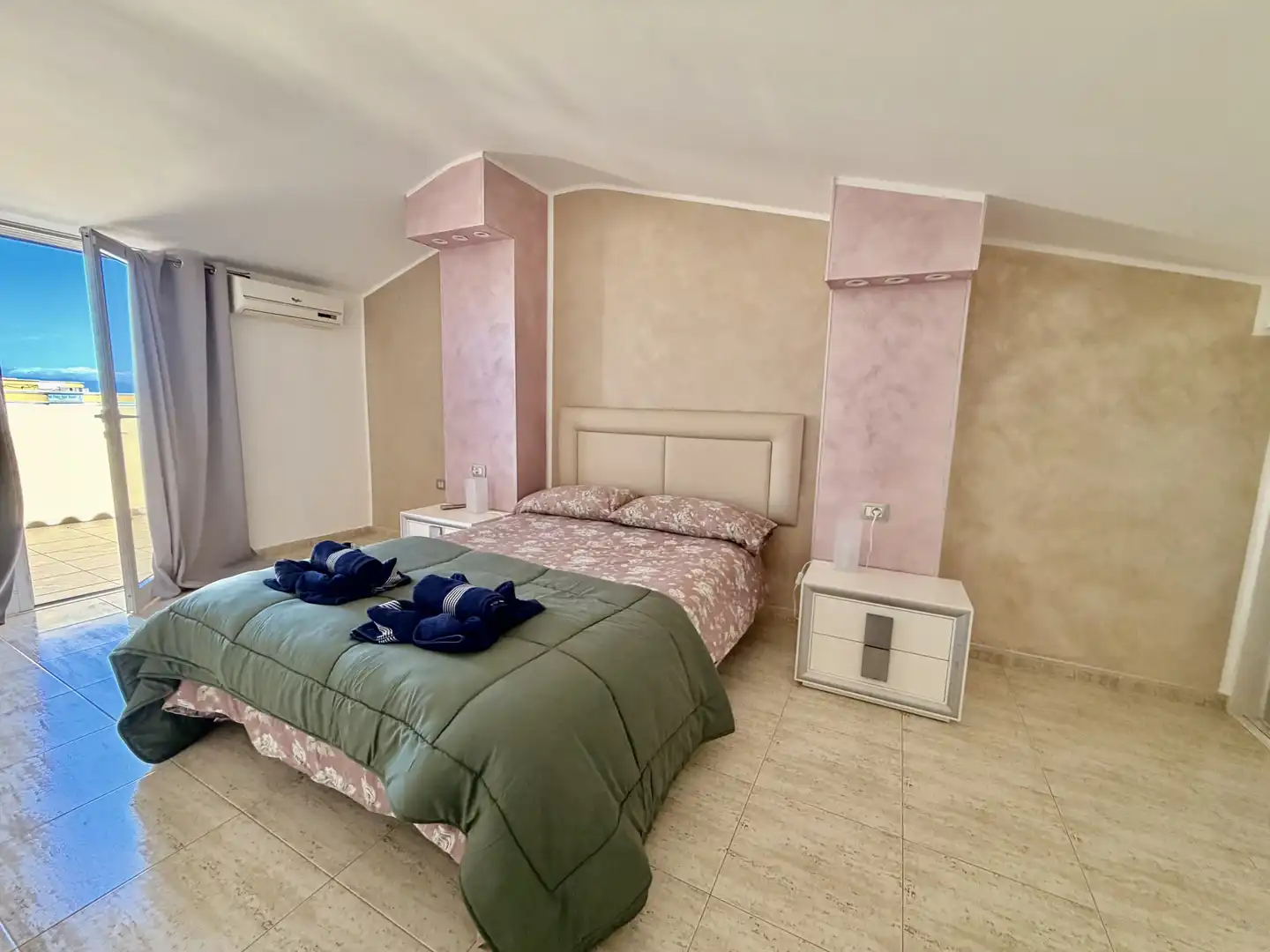 Maisonette zum Verkauf in Calle Helsinki, 4, Playa del Duque Schlafzimmer von Maisonette zum Verkauf in Adeje mit Klimaanlage, Heizung und Privatgarten