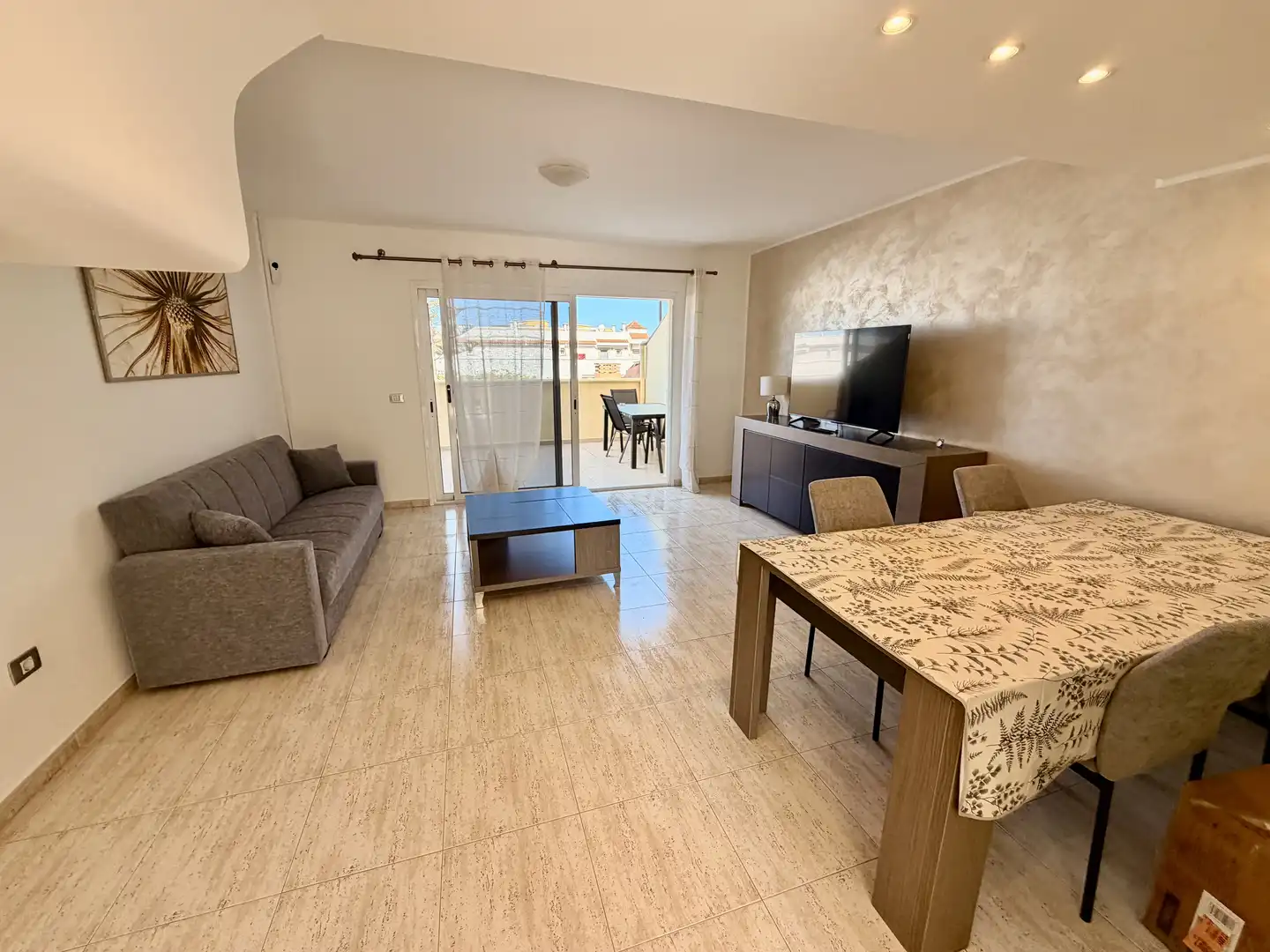 Maisonette zum Verkauf in Calle Helsinki, 4, Playa del Duque Wohnzimmer von Maisonette zum Verkauf in Adeje mit Klimaanlage, Heizung und Privatgarten