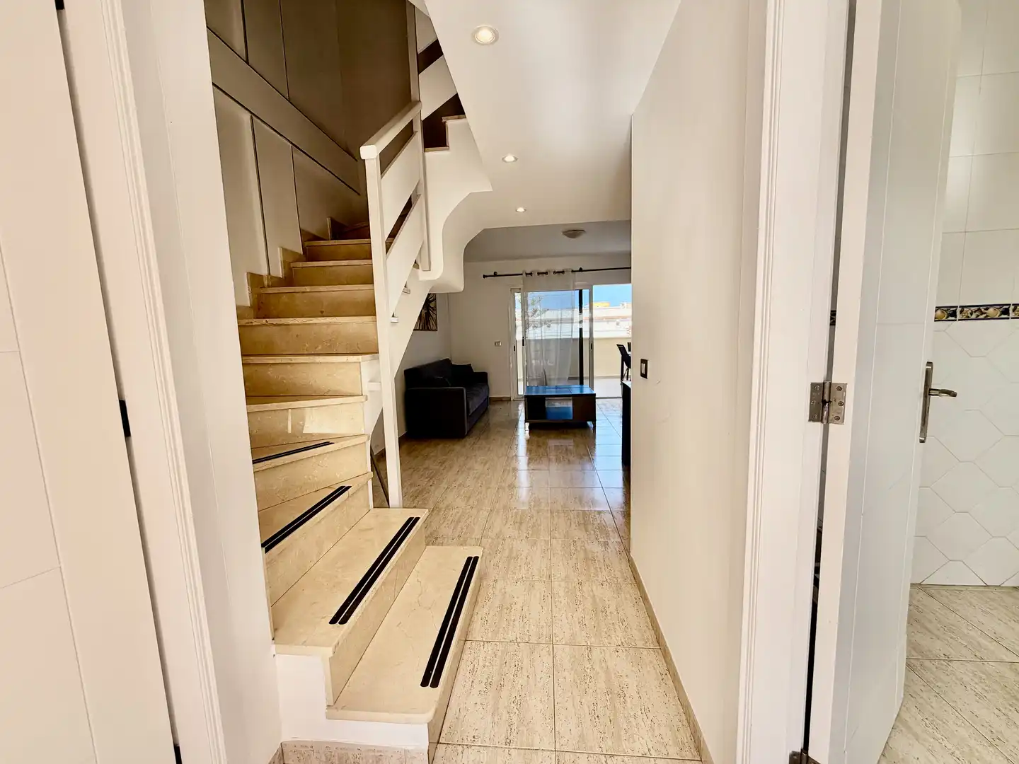 Maisonette zum Verkauf in Calle Helsinki, 4, Playa del Duque Maisonette zum Verkauf in Adeje mit Klimaanlage, Heizung und Privatgarten