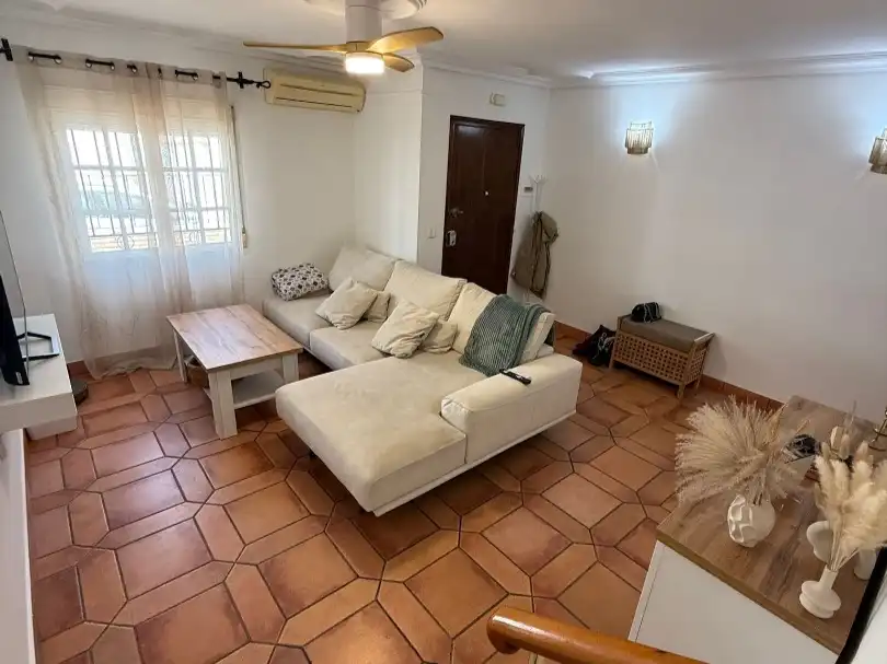 Wohnzimmer von Einfamilien-Reihenhaus zum Verkauf in Utrera mit Klimaanlage