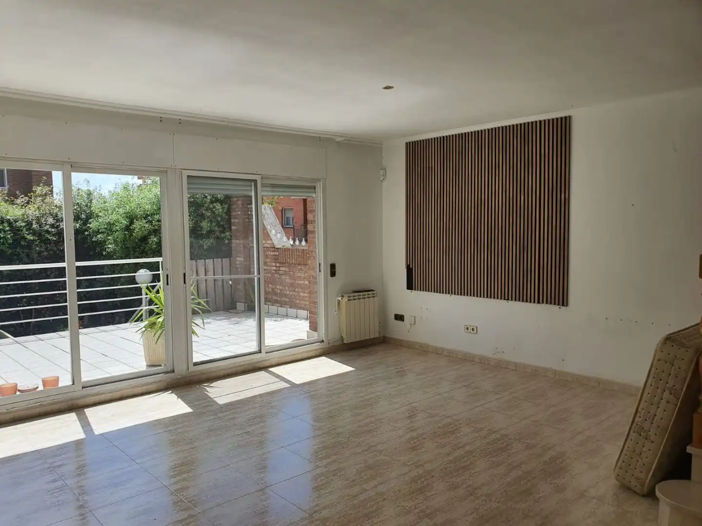 Casa adosada en venda a Urbanitzacio la Fontana, 3, Benavent de Segrià Sala d'estar de Casa adosada en venda en Benavent de Segrià amb Aire condicionat, Terrassa i Piscina