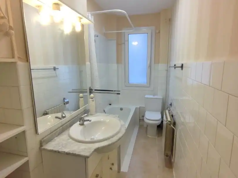 Baño de Piso de alquiler en  Pamplona / Iruña con Calefacción, Parquet y Trastero