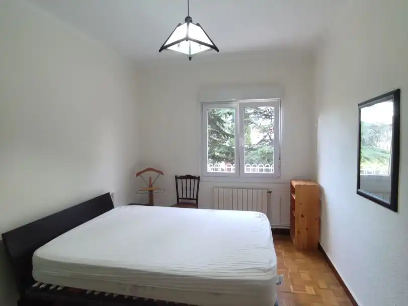 Habitación de Piso de alquiler en  Pamplona / Iruña con Calefacción, Parquet y Trastero