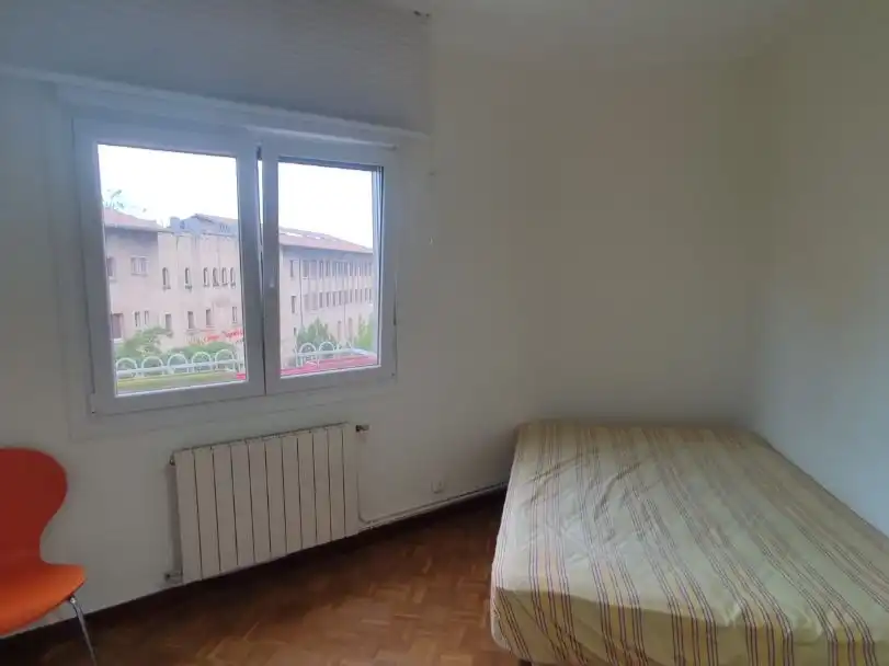 Habitación de Piso de alquiler en  Pamplona / Iruña con Calefacción, Parquet y Trastero