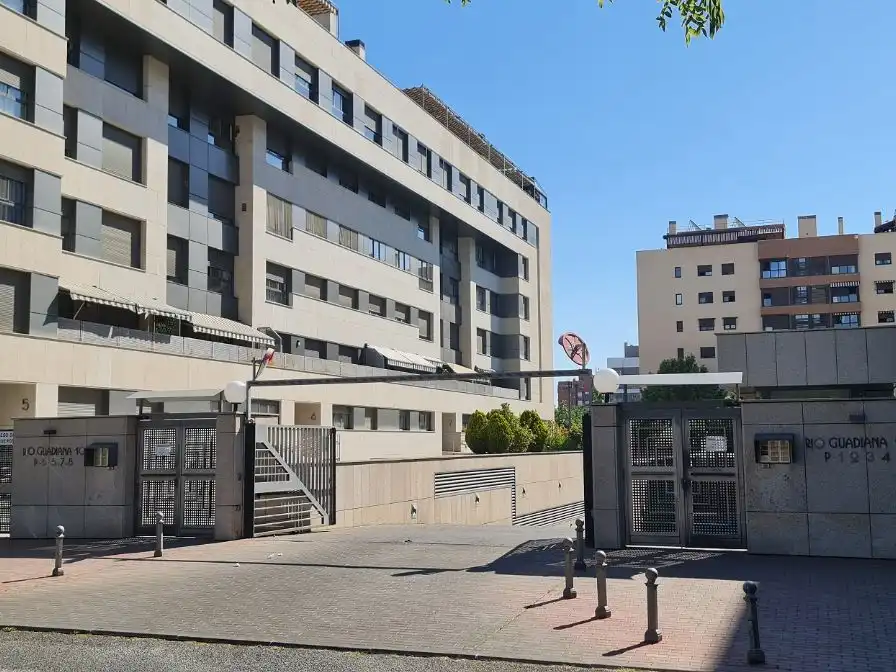 Apartament en venda a Calle del Río Guadiana, 10, Juncal Vista exterior de Apartament en venda en Torrejón de Ardoz amb Aire condicionat i Piscina