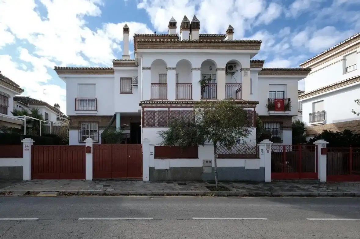 Detached homes for sale in Calle Felix Rodriguez de la Fue, 12, Barrio de Zaidín Exterior view of Detached homes for sale in Granada with Air Conditioner, Heating and Private garden
