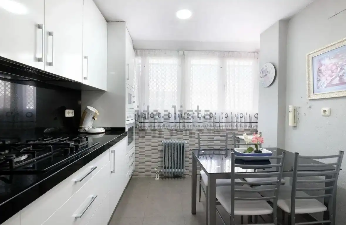 Einfamilien-Reihenhaus zum Verkauf in Calle Felix Rodriguez de la Fue, 12, Barrio de Zaidín Küche von Einfamilien-Reihenhaus zum Verkauf in Granada Capital mit Klimaanlage, Terrasse und Balkon