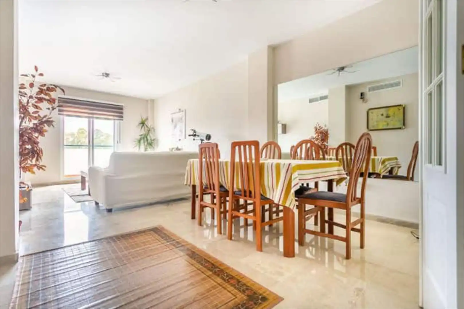 Dachboden zur Miete in Gelves Esszimmer von Dachboden zur Miete in Gelves mit Heizung, Terrasse und Abstellraum