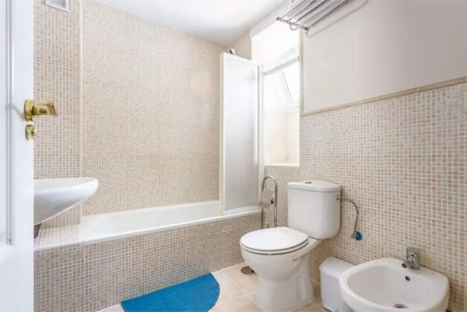 Dachboden zur Miete in Gelves Badezimmer von Dachboden zur Miete in Gelves mit Heizung, Terrasse und Abstellraum