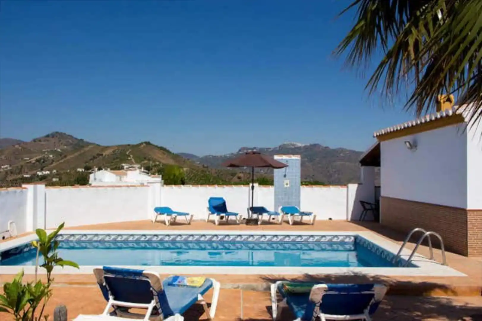 Vista exterior de Casa o xalet de lloguer en Benamargosa amb Calefacció, Jardí privat i Terrassa