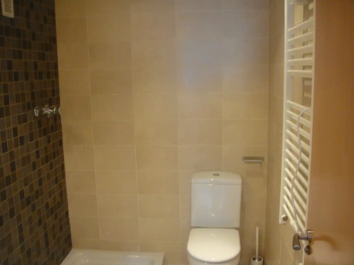 Flat for rent in Carrer de Félix Rodríguez de la Fuente, 25, Núcleo Urbano Bathroom of Flat for rent in La Pobla de Vallbona with Air Conditioner, Heating and Parquet flooring