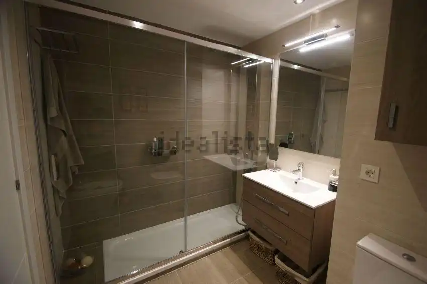 Flat for sale in Calle de Cirauqui, 6, Las Tablas Bathroom of Flat for sale in Madrid with Air Conditioner, Heating and Private garden