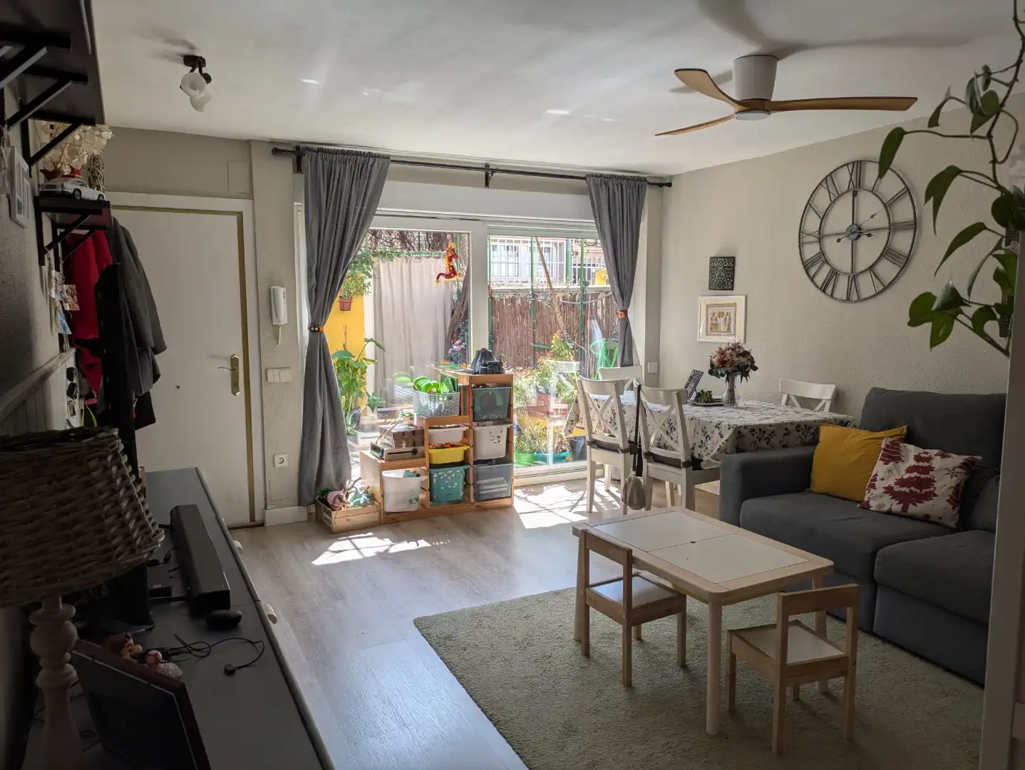 Casa o xalet en venda a Calle de Badalona, 20, Tres Olivos - Valverde Sala d'estar de Casa o xalet en venda en Madrid amb Aire condicionat, Calefacció i Jardí privat