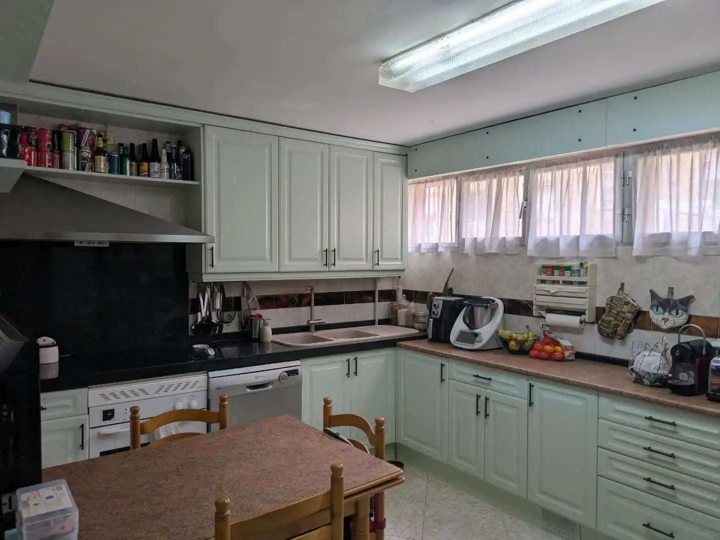 Casa o xalet en venda a Calle de Badalona, 20, Tres Olivos - Valverde Cuina de Casa o xalet en venda en Madrid amb Aire condicionat, Calefacció i Jardí privat