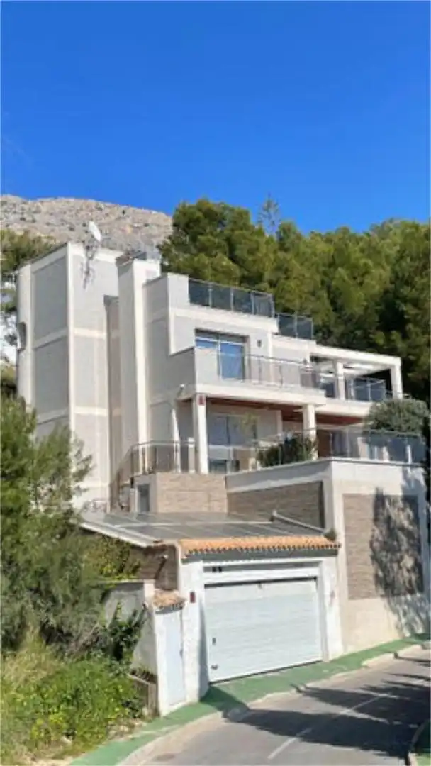 Einfamilien-Reihenhaus zum Verkauf in Altea Hills Außenansicht von Einfamilien-Reihenhaus zum Verkauf in Altea mit Heizung, Privatgarten und Terrasse