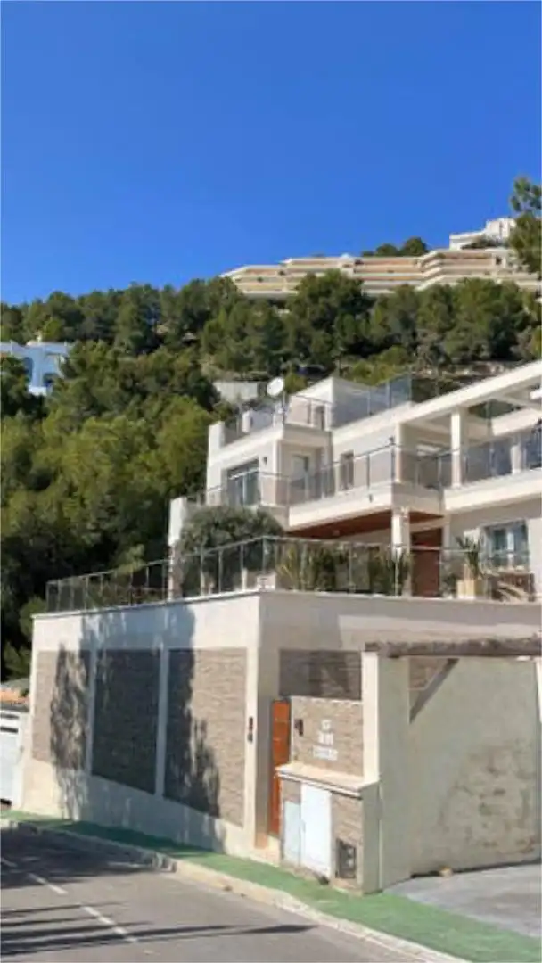 Einfamilien-Reihenhaus zum Verkauf in Altea Hills Außenansicht von Einfamilien-Reihenhaus zum Verkauf in Altea mit Heizung, Privatgarten und Terrasse