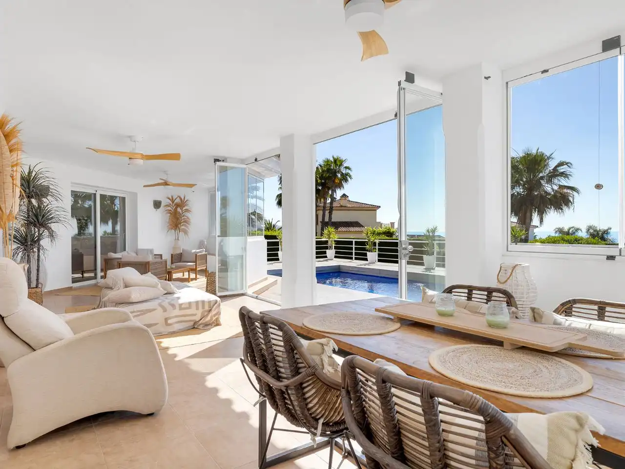 Country homes for sale in Guadalobón Living room of Country homes for sale in Estepona with Air Conditioner, Heating and Private garden