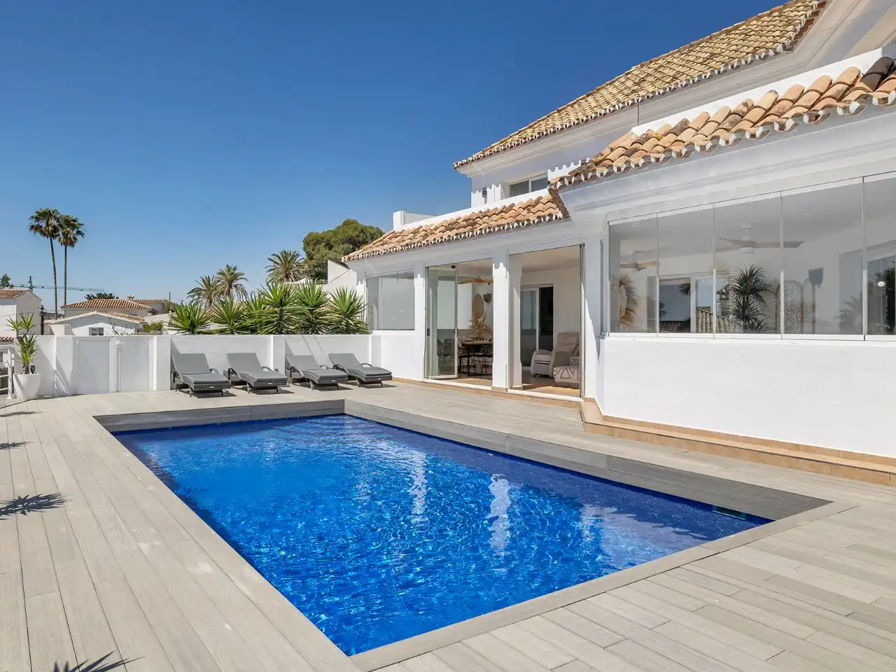 Country homes for sale in Guadalobón Swimming pool of Country homes for sale in Estepona with Air Conditioner, Heating and Private garden
