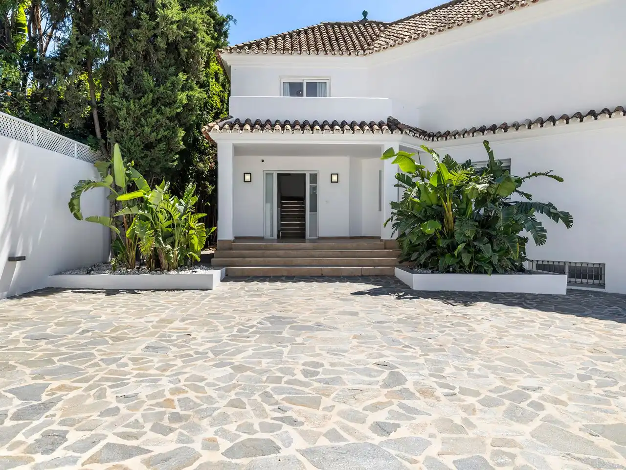 Country homes for sale in Guadalobón Exterior view of Country homes for sale in Estepona with Air Conditioner, Heating and Private garden