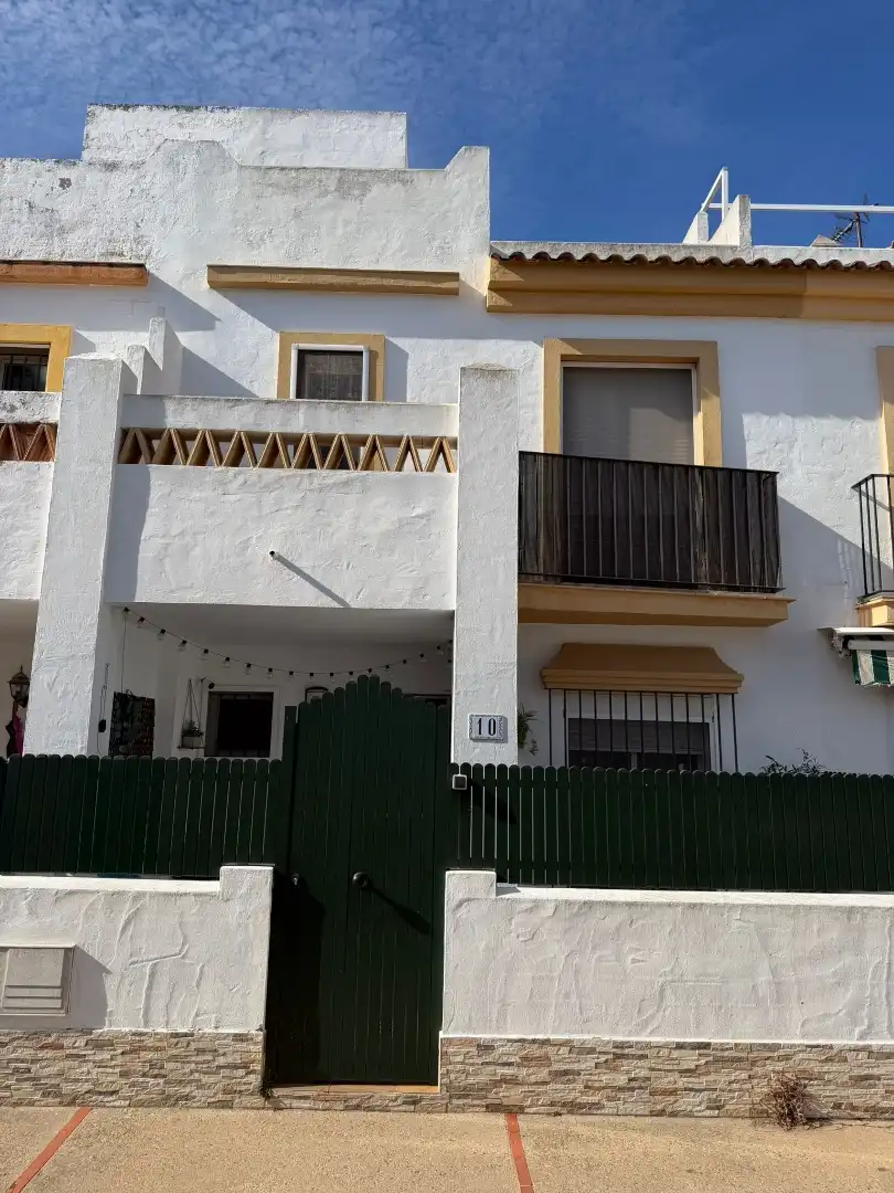 Vista exterior de Casa adosada en venda en Chiclana de la Frontera amb Forn, Rentadora i Microones