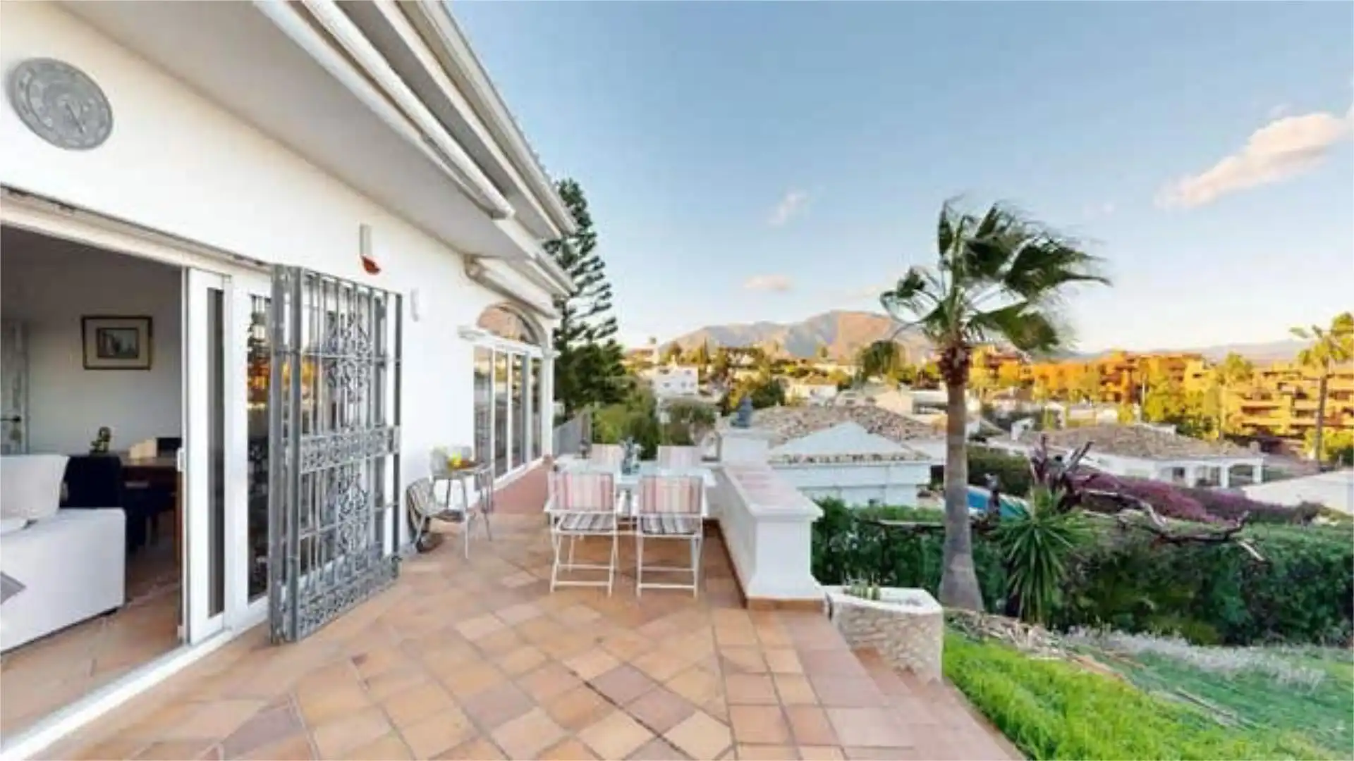 Casa adosada en venta en Buenas Noches Vista exterior de Casa adosada en venta en Estepona con Terraza y Piscina