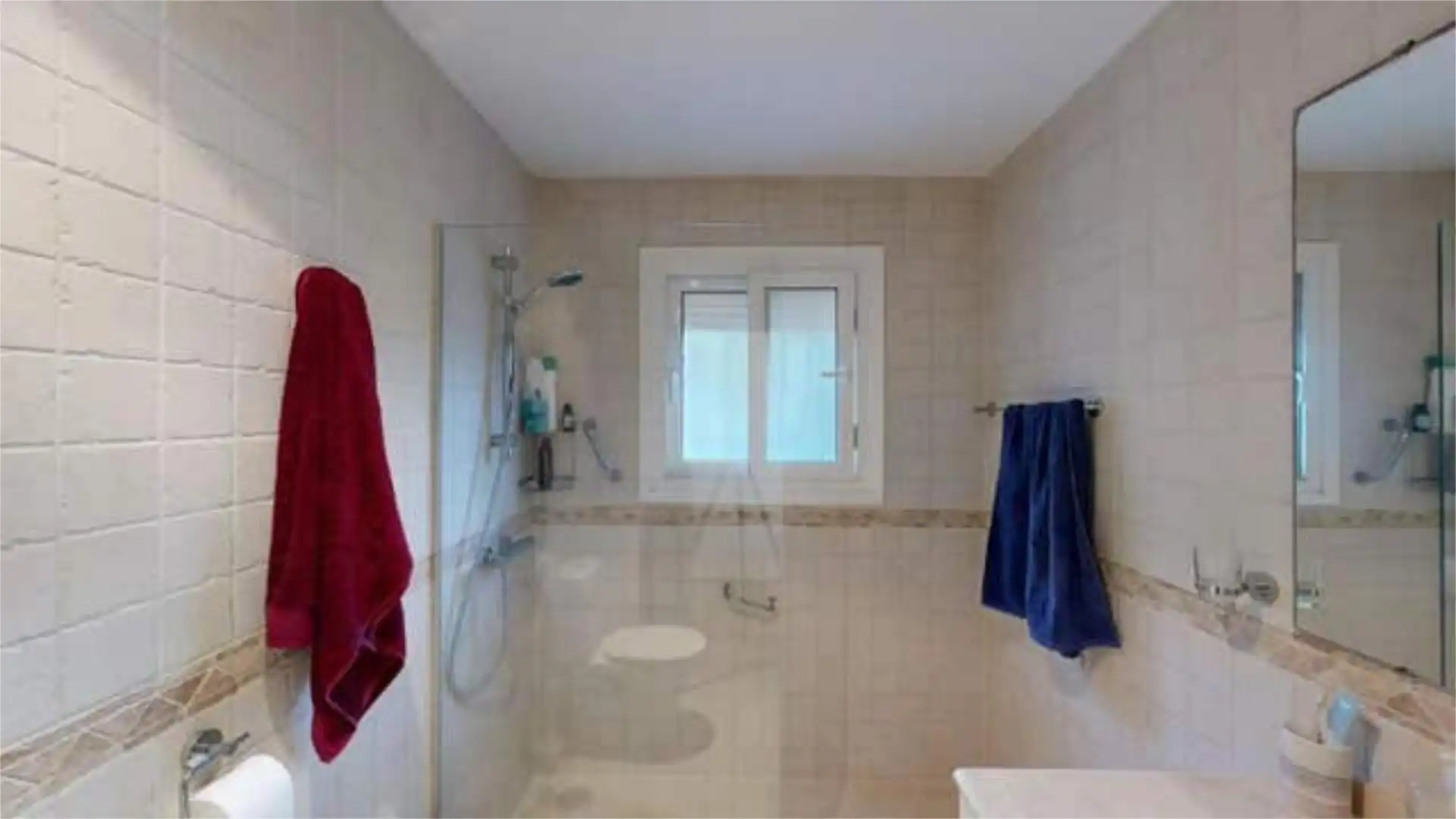 Casa adosada en venta en Buenas Noches Baño de Casa adosada en venta en Estepona con Terraza y Piscina