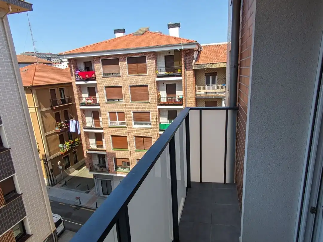 Piso en venta en Bailen Kalea, 3, Azeta - Abatxolo Terraza de Piso en venta en Portugalete con Balcón