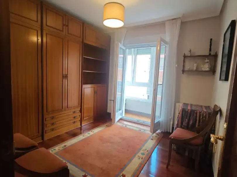 Piso en venta en Bailen Kalea, 3, Azeta - Abatxolo Habitación de Piso en venta en Portugalete con Balcón