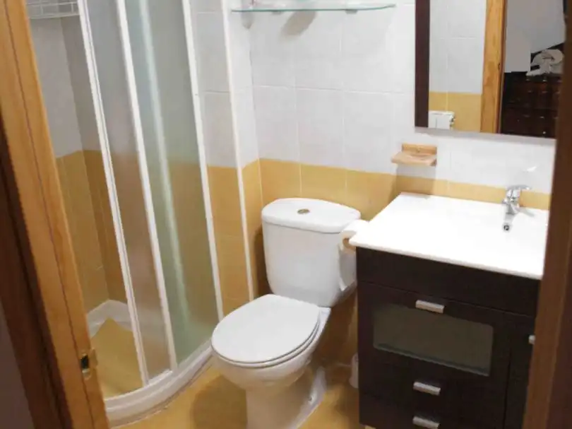 Piso de alquiler en Avenida de Zaragoza, 76, Biescas Baño de Piso de alquiler en Biescas con Calefacción, Parquet y Amueblado