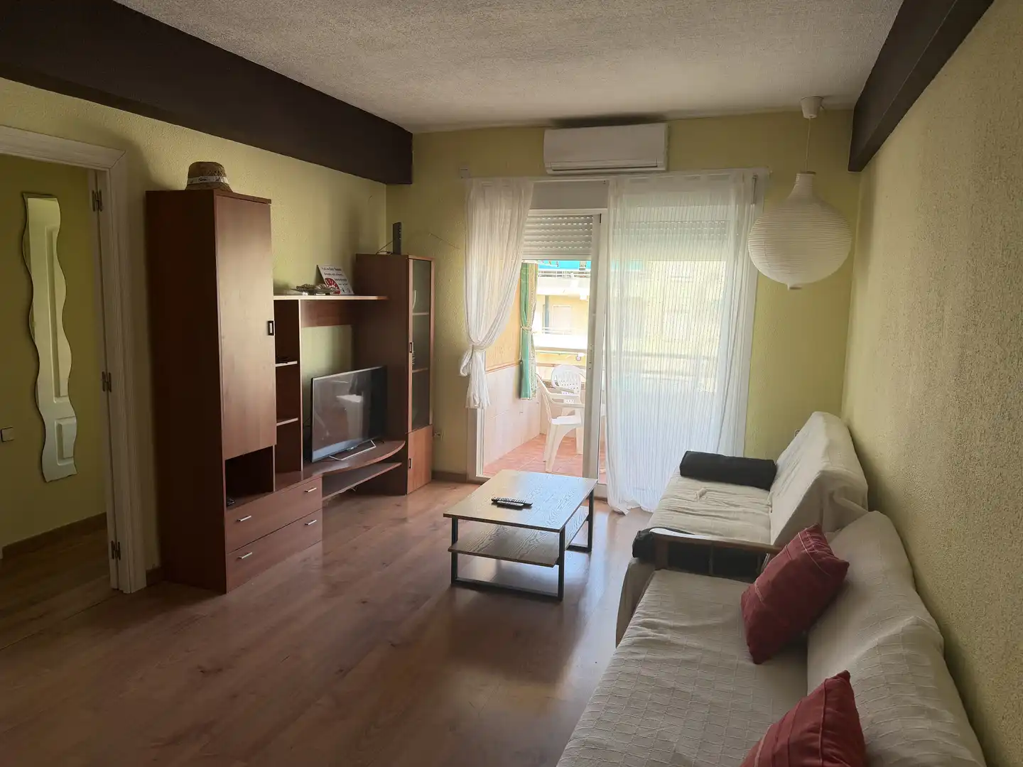 Apartamento de alquiler en Carrer Gandia, 4, Daimús Sala de estar de Apartamento de alquiler en Daimús con Aire acondicionado, Calefacción y Jardín privado