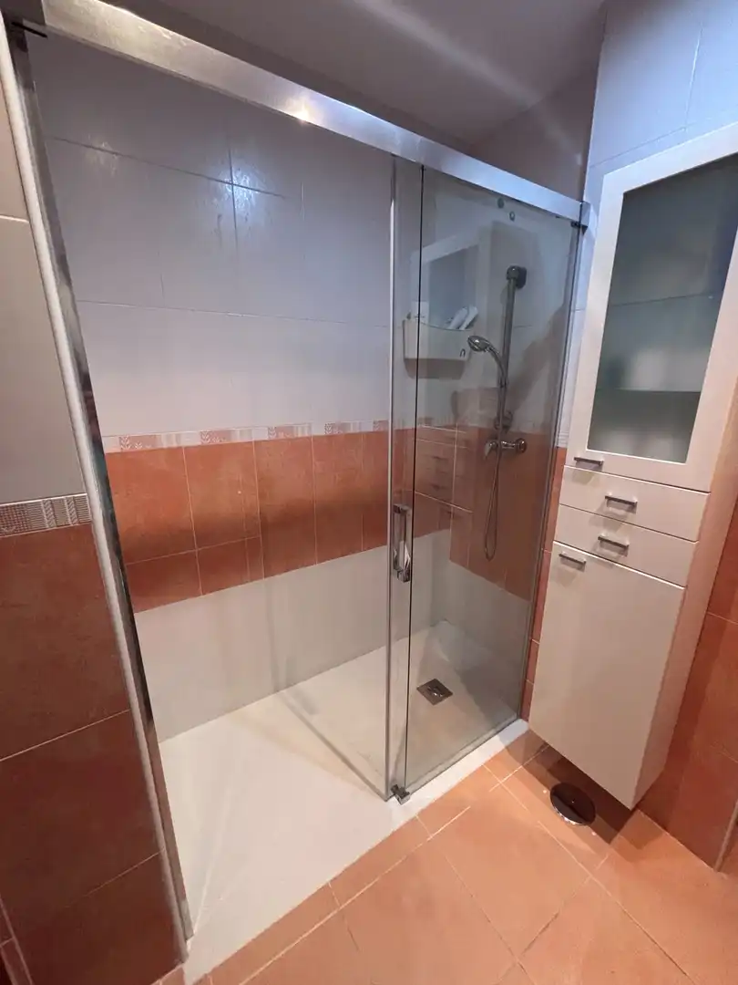 Wohnung zum Verkauf in Calle Gerbera, 2, La Banda - Campo de Fútbol Badezimmer von Wohnung zum Verkauf in Chiclana de la Frontera mit Klimaanlage und Balkon