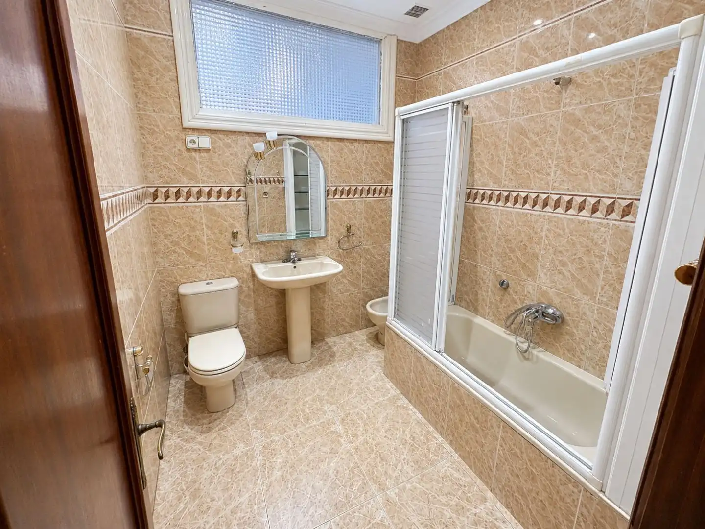 Piso en venta en Calle Marqués de la Ensenada, Castilla - Hermida Baño de Piso en venta en Santander con Terraza y Trastero