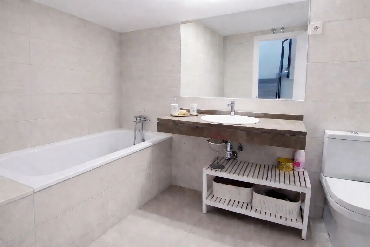 Houses for sale in Calle de la Navallera, 7a3, Centro Comercial - Hospital Bathroom of Houses for sale in Torrelodones with Air Conditioner, Terrace and Swimming Pool