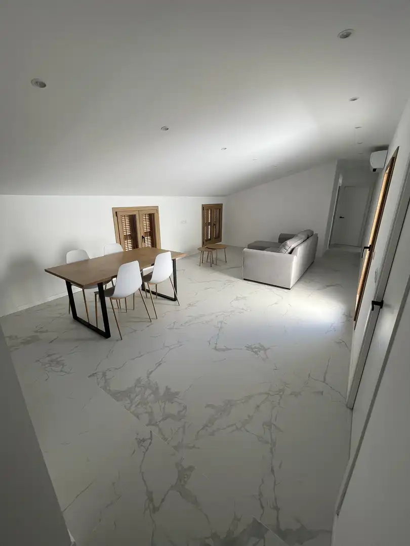Wohnzimmer von Dachboden zur Miete in Campanet mit Klimaanlage, Heizung und Terrasse