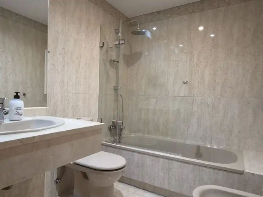 Badezimmer von Wohnung zum Verkauf in Madrid mit Heizung, Terrasse und Abstellraum
