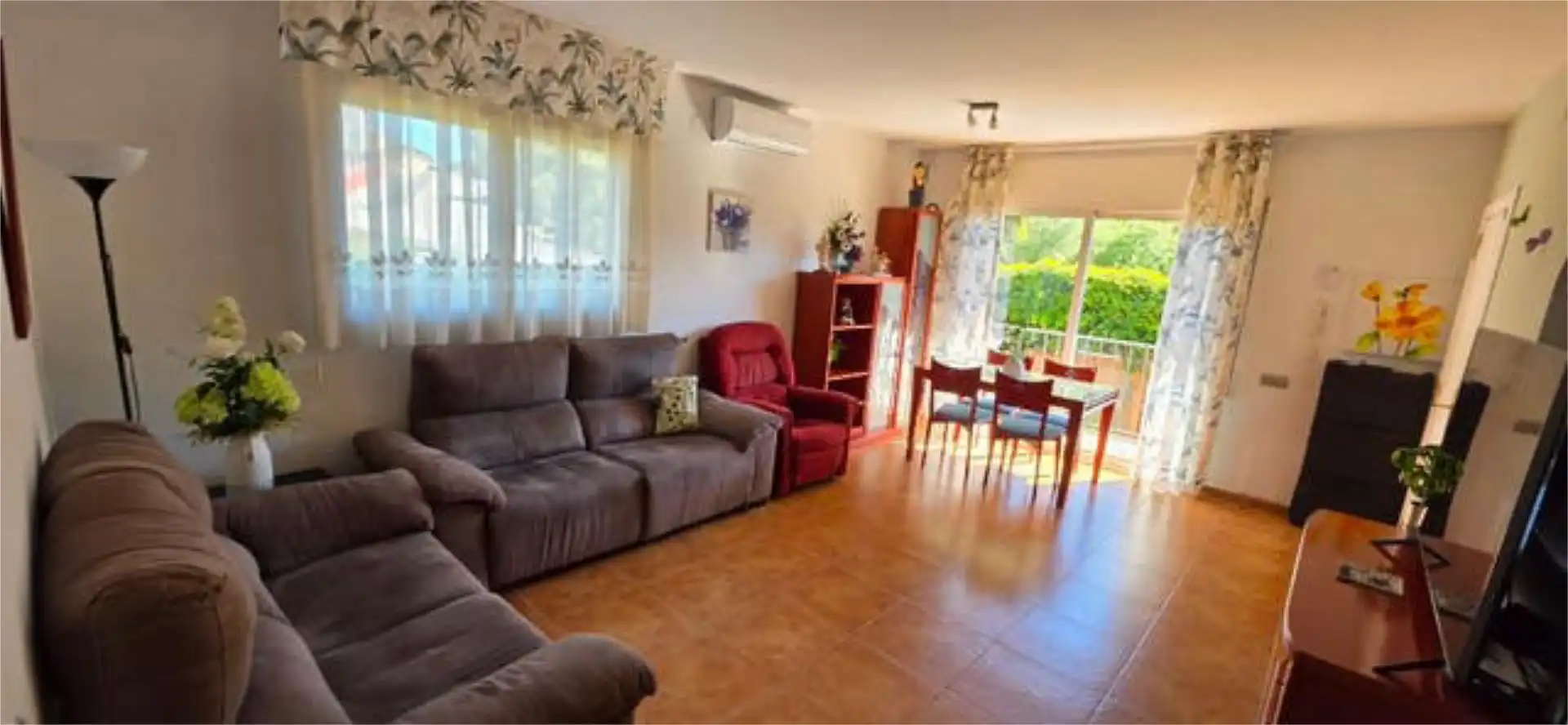 Sala de estar de Casa adosada en venta en El Vendrell con Terraza y Piscina