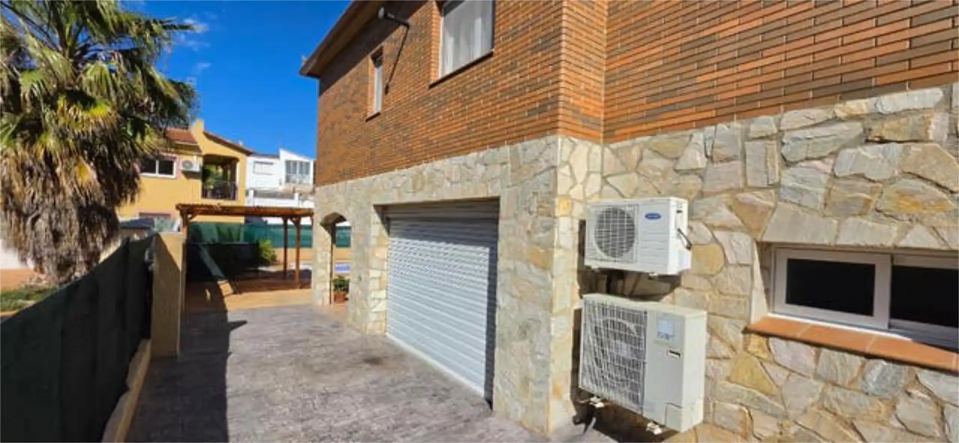 Vista exterior de Casa adosada en venta en El Vendrell con Terraza y Piscina
