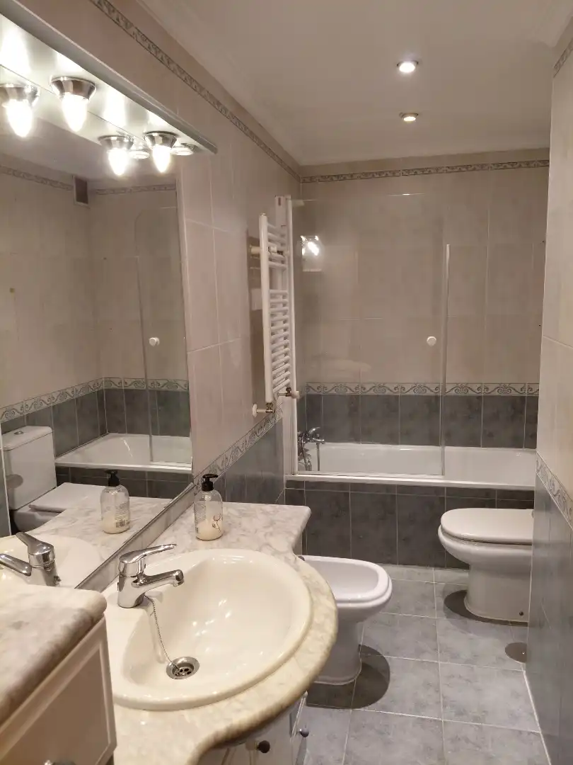 Badezimmer von Wohnung zum Verkauf in  Madrid Capital mit Klimaanlage