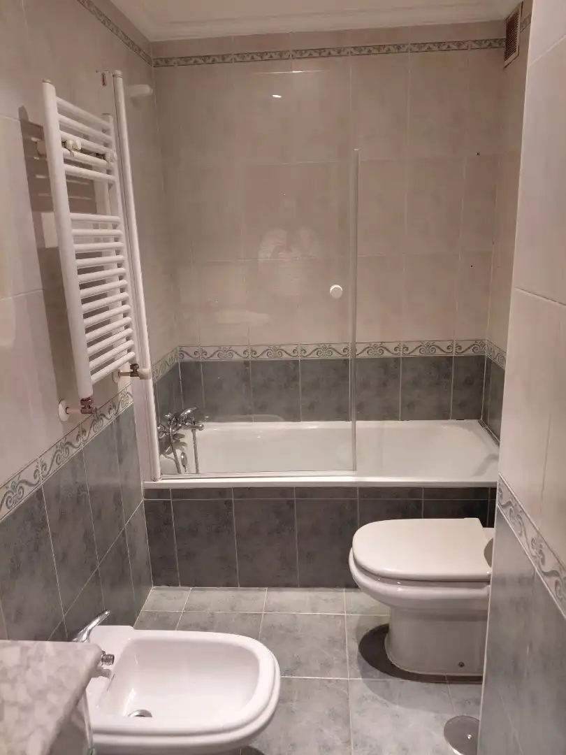Badezimmer von Wohnung zum Verkauf in  Madrid Capital mit Klimaanlage