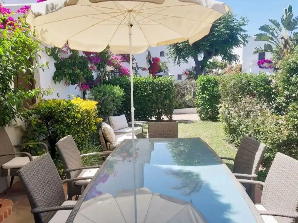 Einfamilien-Reihenhaus zum Verkauf in Calle Silvia, 1, Villacana - Costalita - Saladillo Garten von Einfamilien-Reihenhaus zum Verkauf in Estepona mit Klimaanlage, Heizung und Privatgarten