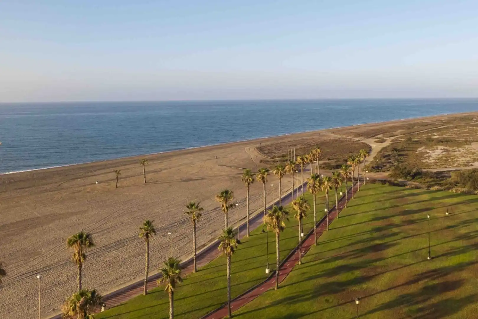 Vista exterior de Apartament de lloguer en Roquetas de Mar amb Aire condicionat, Calefacció i Jardí privat