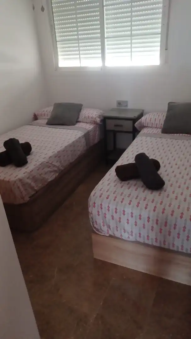 Apartament de lloguer a Avenida Ciudad de Cádiz, 1, El Sabinar – Urbanizaciones – Las Marinas – Playa Serena Dormitori de Apartament de lloguer en Roquetas de Mar amb Aire condicionat, Calefacció i Jardí privat