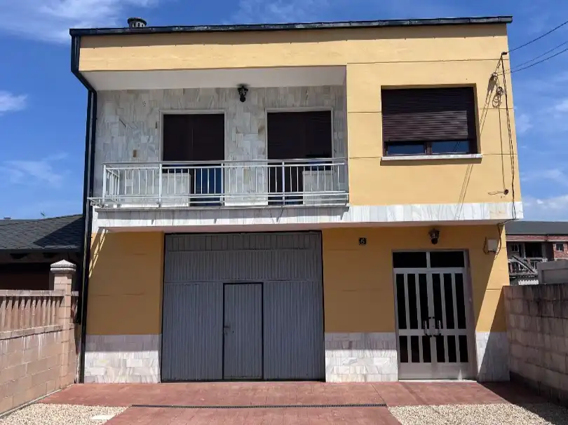 Piso en venta en Calle Rodríguez de la Fuente, 6, Cacabelos Vista exterior de Piso en venta en Cacabelos con Calefacción, Jardín privado y Parquet