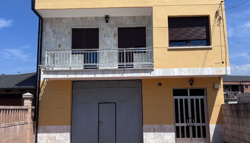 Piso en venta en Calle Rodríguez de la Fuente, 6, Cacabelos, León - imagen 1 Foto 1 de Piso en venta en Calle Rodríguez de la Fuente, 6, Cacabelos, León