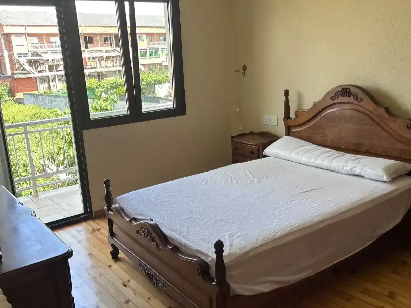 Piso en venta en Calle Rodríguez de la Fuente, 6, Cacabelos Habitación de Piso en venta en Cacabelos con Calefacción, Jardín privado y Parquet