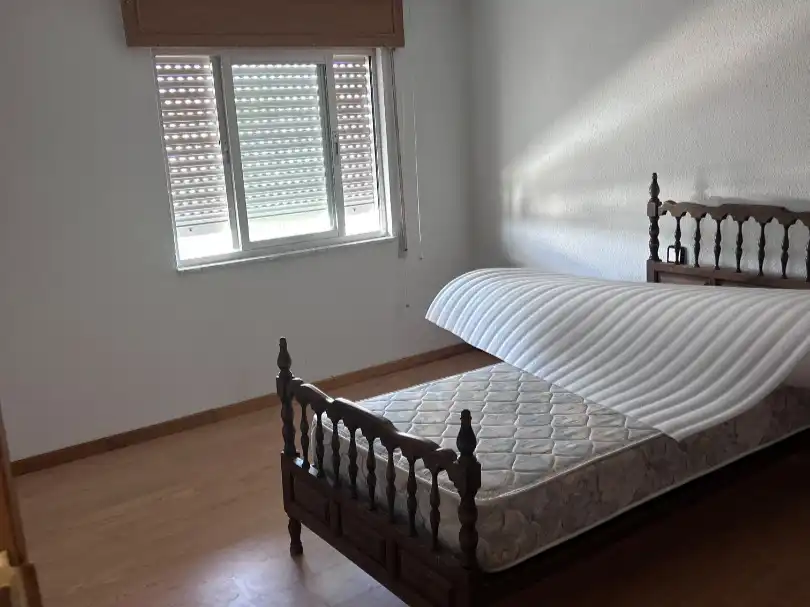 Piso en venta en Calle Rodríguez de la Fuente, 6, Cacabelos Habitación de Piso en venta en Cacabelos con Calefacción, Jardín privado y Parquet