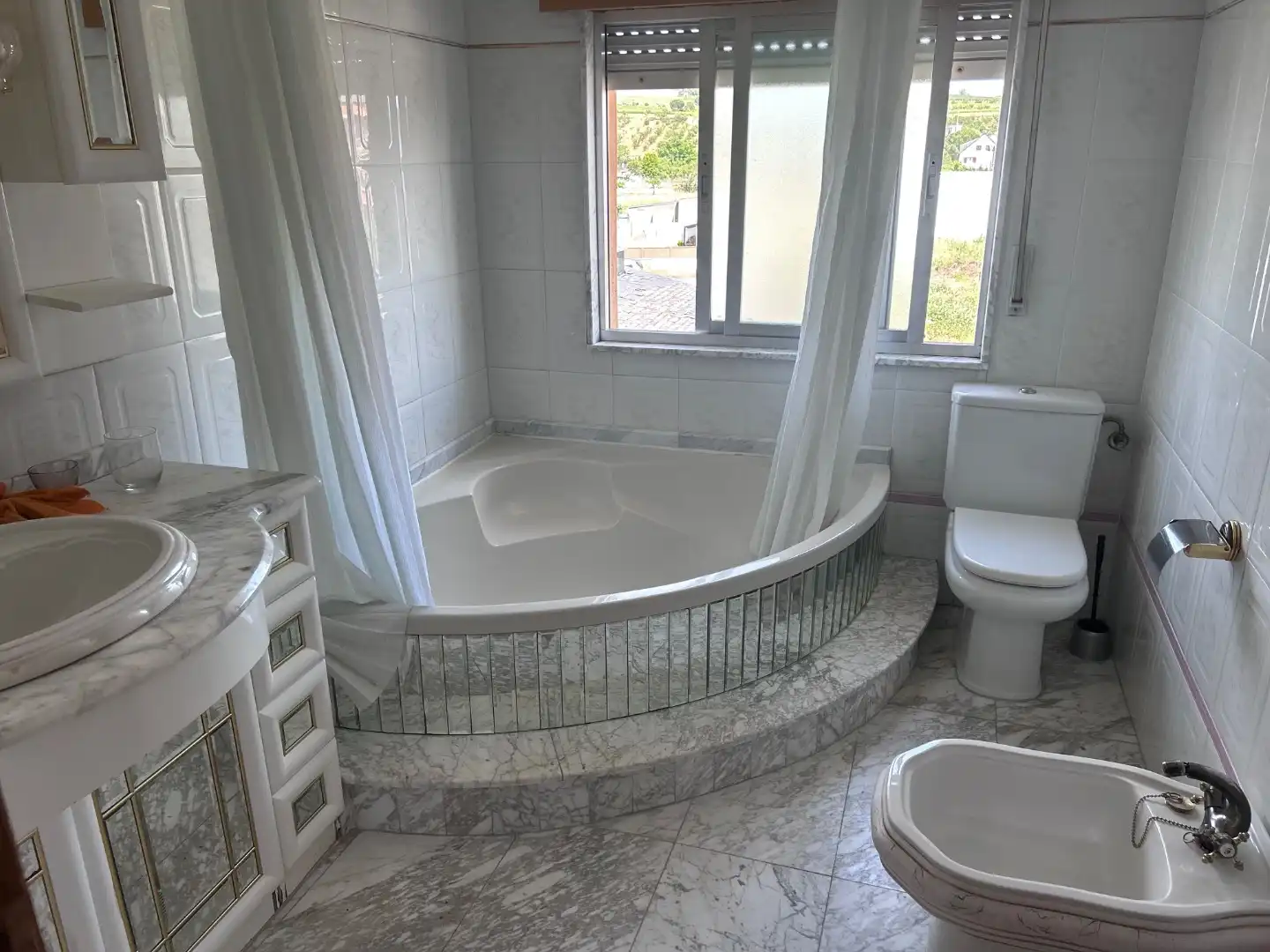 Piso en venta en Calle Rodríguez de la Fuente, 6, Cacabelos Baño de Piso en venta en Cacabelos con Calefacción, Jardín privado y Parquet