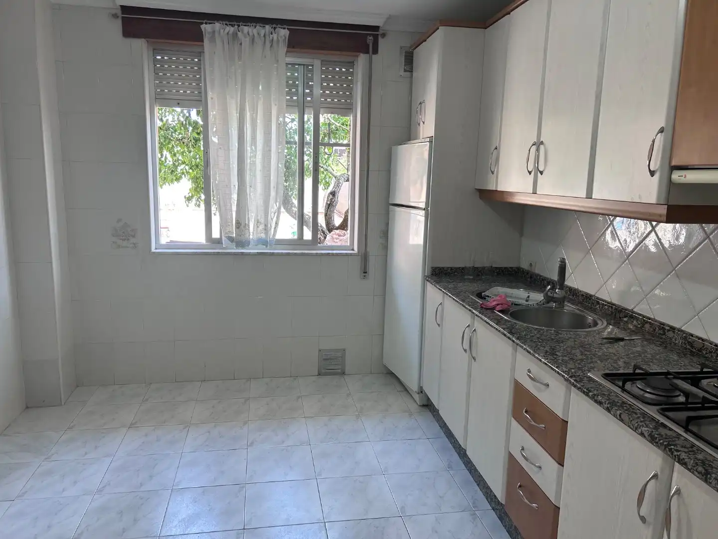 Piso en venta en Calle Rodríguez de la Fuente, 6, Cacabelos Cocina de Piso en venta en Cacabelos con Calefacción, Jardín privado y Parquet