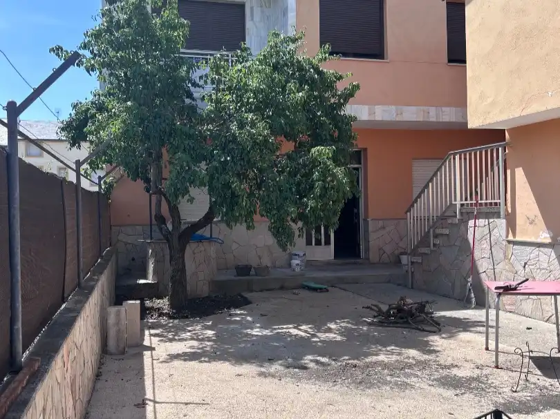Piso en venta en Calle Rodríguez de la Fuente, 6, Cacabelos Vista exterior de Piso en venta en Cacabelos con Calefacción, Jardín privado y Parquet